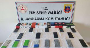 Eskişehir'de gümrük kaçağı 17 cep telefonu ele geçirildi