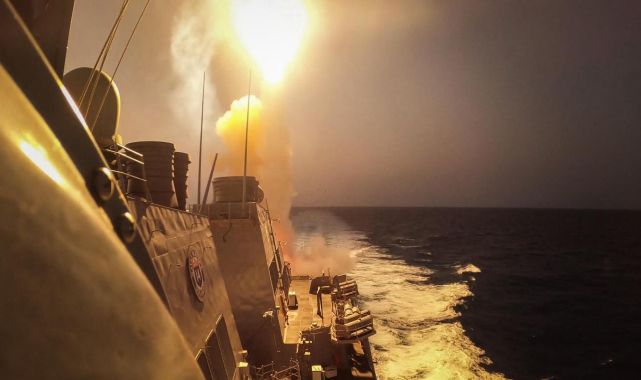 Husiler: ABD'ye ait bir uçak gemisini vurduk