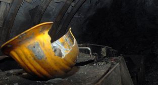İranda bir maden ocağı alanında meydana gelen heyelanda 4 kişi göçük altında kaldı