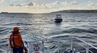 İstanbul'da makine arızası nedeniyle sürüklenen tekne kurtarıldı
