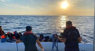 İzmir'de 57 düzensiz göçmen kurtarıldı, 41 göçmen yakalandı