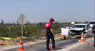 İzmir'de iki otomobil çarpıştı: Karı koca hayatını kaybetti, 7 kişi yaralandı