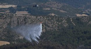 İzmir'de otlukta çıkan ve katı atık depolama alanına sıçrayan yangın kontrol altında