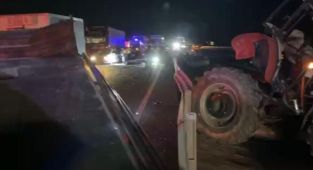 Kazaya mühalale eden jandarma aracına çarptı
