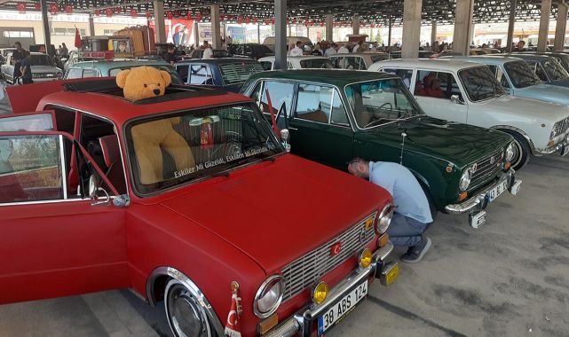 Klasik otomobil tutkunları Afyonkarahisar'da buluştu