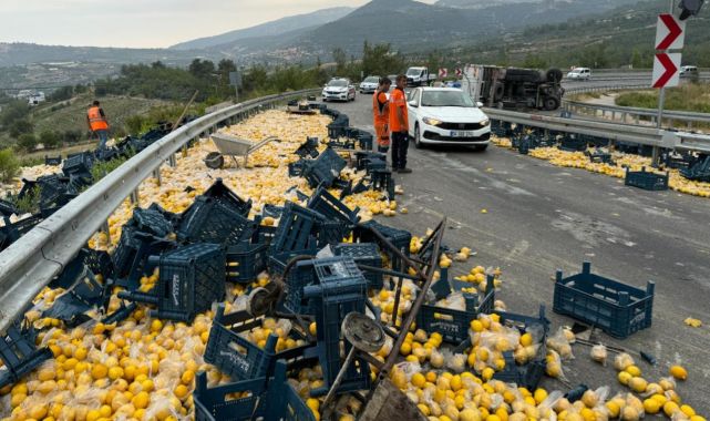Mersin'de limon yüklü kamyon devrildi: 6 yaralı