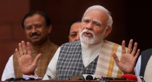 Modi kazandı ama çoğunluğu kaybetti: Hindistan'ı neler bekliyor?