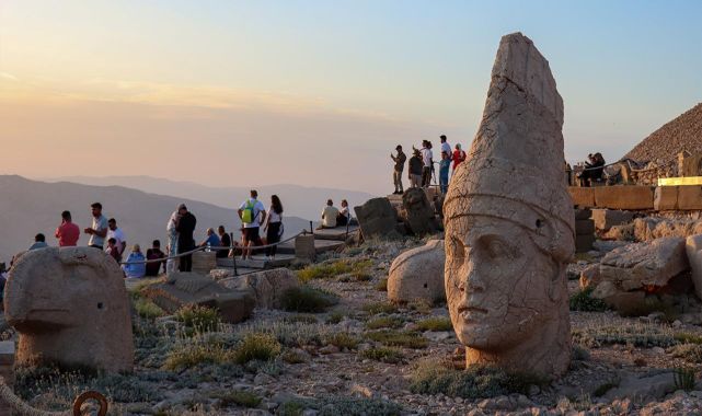 Nemrut Dağı'nı bayramda yaklaşık 8 bin kişi ziyaret etti