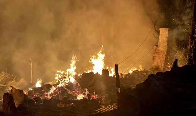 Sinop'ta yangın: 2 ev ve bir ambar küle döndü