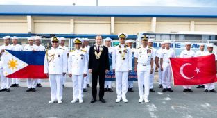 TCG Kınalıada Filipinler'i ziyaret etti