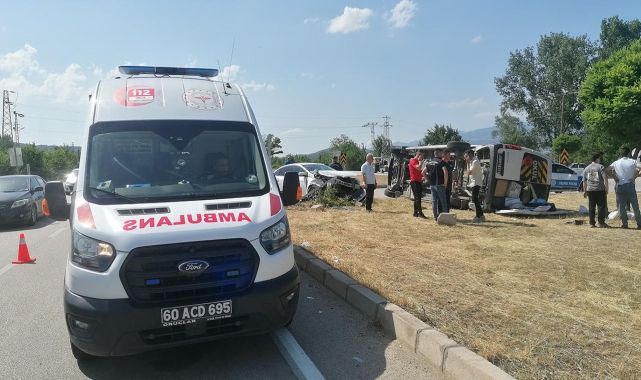 Tokat'ta otomobil ile minibüs çarpıştı: 18 yaralı