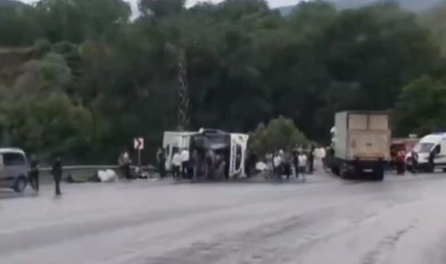 Yolcu otobüsü tırla çarpıştı: 2 ölü, 30 yaralı