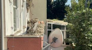 48 yıllık binanın balkonu çöktü: Apartman boşaltıldı