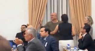 Acılı aileler kendilerini kovan milletvekillerine tepki gösterdi