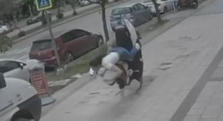 Adana'da devrilen motosikletteki 2 kişi yaralandı: O anlar kamerada