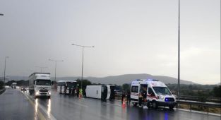 Adana'da tarım işçilerini taşıyan midibüs devrildi: 12 yaralı