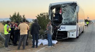 Afyonkarahisar'da yolcu otobüsü ile kamyon çarpıştı: 1 ölü, 38 yaralı