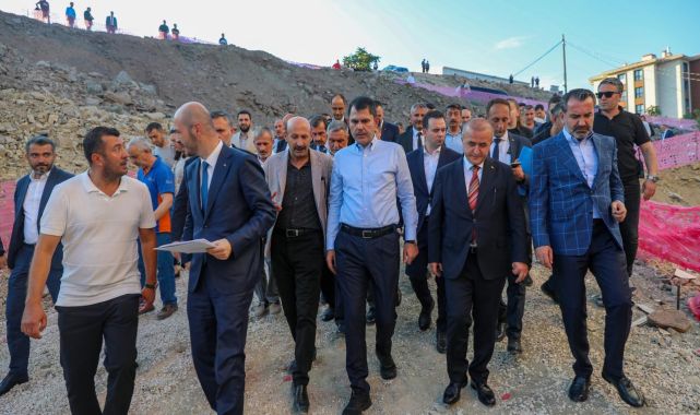 Bakan Kurum, yapımı devam eden deprem konutlarını inceledi