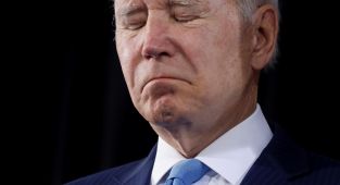 Biden'a çekil çağrıları artarken, seçim kampanyası başkanı yarışa devam mesajı verdi