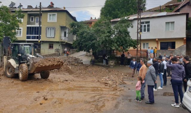 Bingöl'de etkili olan dolu taşkına yol açtı