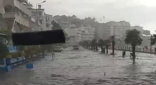 Bursa'da sağanak: Yollar göle döndü