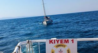 Çanakkale Boğazı'nda sürüklenen tekne ekiplerce kurtarıldı