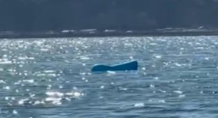 Deniz yatağında uyuyakalan tatilci 2 mil açıkta bulundu