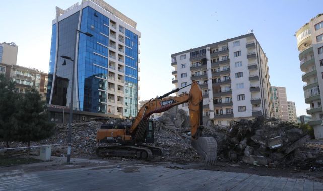 Depremde ağır hasar gören bina yıkım esnasında çöktü