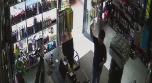 Dükkan sahibinin uyuduğunu görünce aldığı ürünün parasını masaya bıraktı