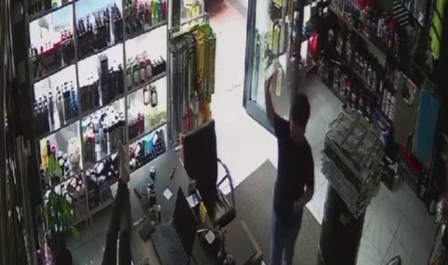Dükkan sahibinin uyuduğunu görünce aldığı ürünün parasını masaya bıraktı