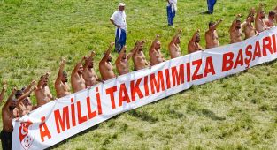 Edirne'deki 663. Tarihi Kırkpınar Yağlı Güreşleri'ne katılacak başpehlivanlar,