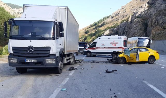 Erzincan'da otomobil park halindeki kamyona çarptı: 2 ölü, 2 yaralı