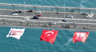 İstanbulda 15 Temmuz için köprülere Türk bayrağı asıldı