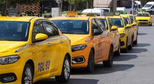 İstanbul'da taksicilerden yeni tarife kuyruğu