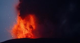 İtalya'da Etna Yanardağı kül ve lav püskürtmeye devam ediyor