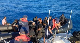 İzmir açıklarında 44 düzensiz göçmen kurtarıldı