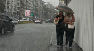 İzmir'de sağanak etkili oldu