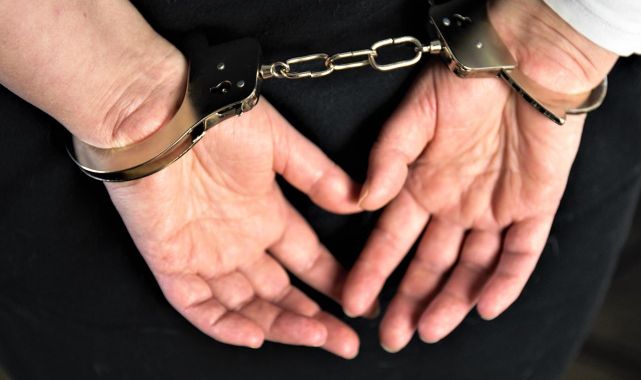 İzmir'de yasa dışı bahis operasyonu: Sosyal medya fenomeni gözaltına alındı
