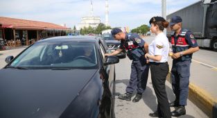 Jandarma yurda giren gurbetçileri ikramlarla karşılıyor