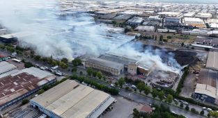 Kayseri'de kağıt fabrikası bahçesinde yangın