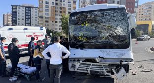 Kayseri'de kamyonla işçi servisi çarpıştı: 10 yaralı