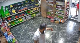 Marketi kirletmemek için ayakkabısını çıkardı