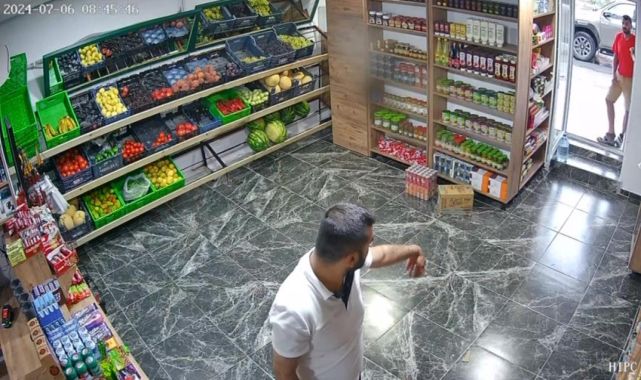 Marketi kirletmemek için ayakkabısını çıkardı