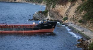 Mudanya'da kargo gemisi karaya oturdu