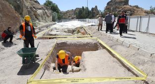 Nevşehir'de kara yolunun altından nekropol çıktı