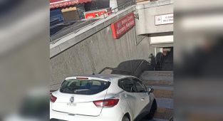 Otomobil, metro istasyonuna düştü