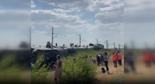 Rusya'da yolcu treninin raydan çıktı