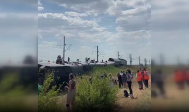 Rusya'da yolcu treninin raydan çıktı