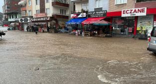 Samsun'u sağanak vurdu: Cadde ve sokaklar göle döndü