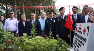 Şehit Ömer Halisdemir'in kabri başında tören düzenlendi